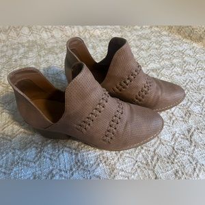Universal Thread Tan Boots